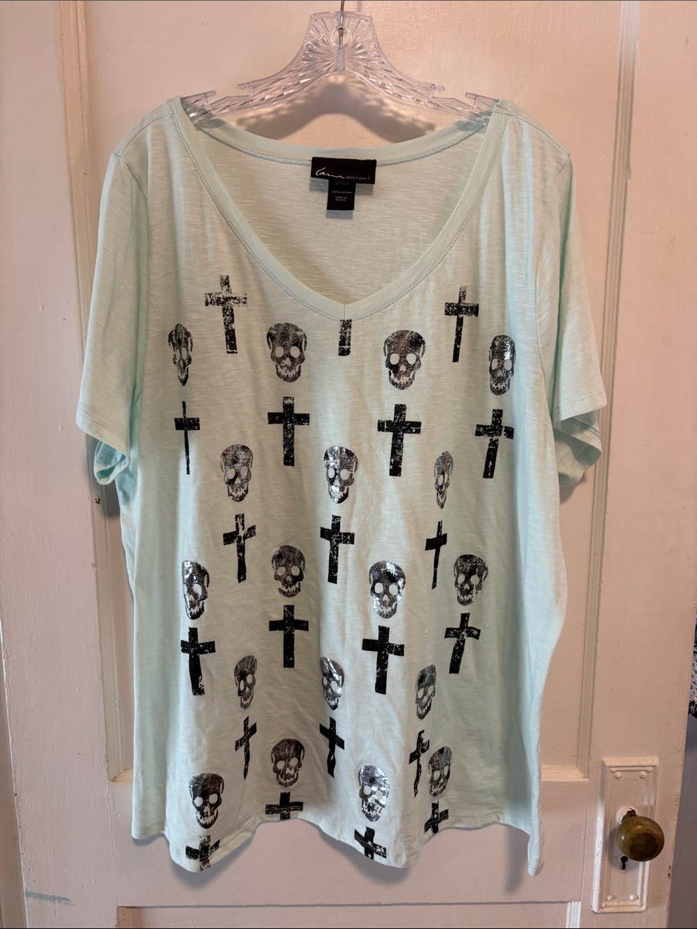 Lane Bryant Mint V-Neck Tee with Black Silver Metallic Skulls & Crosses 22/24